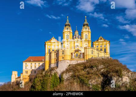 Vue panoramique sur l'abbaye de Melk en Autriche contre un ciel d'hiver spectaculaire Banque D'Images