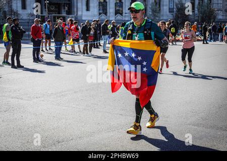 Madrid, Espagne. 26th mars 2023. Un coureur avec le drapeau du Venezuela, traverse la Plaza de Cibeles en face du Palais de l'Hôtel de ville de Madrid. 19 000 coureurs réunis le matin du dimanche, 26 mars dans l'édition 22nd du marathon de Madrid.des gens de 90 nationalités ont participé, dont 23% des inscrits sont des femmes et 30% des athlètes viennent de l'extérieur de la capitale espagnole. Crédit : SOPA Images Limited/Alamy Live News Banque D'Images