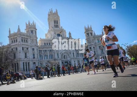 Madrid, Espagne. 26th mars 2023. Un coureur traverse la Plaza de Cibeles en face de l'hôtel de ville de Madrid pendant le Marathon de Madrid. 19 000 coureurs réunis le matin du dimanche, 26 mars dans l'édition 22nd du marathon de Madrid.des gens de 90 nationalités ont participé, dont 23% des inscrits sont des femmes et 30% des athlètes viennent de l'extérieur de la capitale espagnole. Crédit : SOPA Images Limited/Alamy Live News Banque D'Images