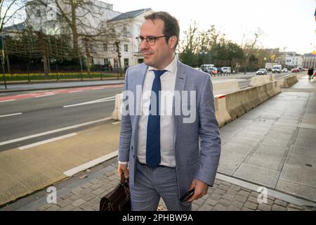 Bruxelles, Belgique. 27th mars 2023. Le ministre de l'Agriculture et des PME, David Clarenval, arrive à Bruxelles, le lundi 27 mars 2023, pour une réunion du gouvernement fédéral sur le contrôle budgétaire. BELGA PHOTO JONAS ROOSENS crédit: Belga News Agency/Alay Live News Banque D'Images