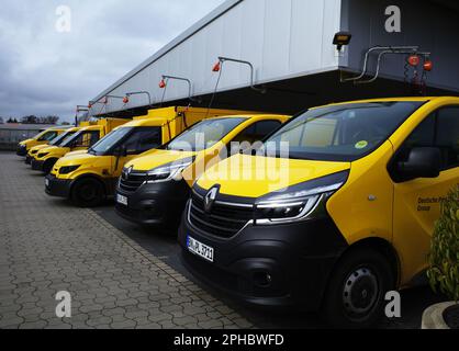 Neuenhaus, Allemagne - 26 mars 2023 la station de charge des fourgons électriques de la société postale allemande Deutsche Post combinée avec DHL. Banque D'Images