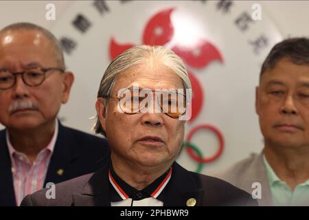 Timothy Fok Tsun-ting, président de la Fédération sportive et du Comité olympique de Hong Kong, Chine, rencontre les médias après une rencontre à la Maison olympique, 1 Stadium Path, Causeway Bay. 24MAR23 SCMP/Edmond SO Banque D'Images