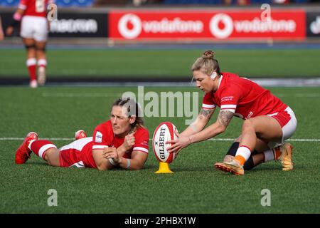 Keira Bevan (R) se prépare à prendre un coup de pied avec l'aide de Kerin Lake (l), Wales v Ireland, Women's six Nations, Cardiff. Crédit Penallta photo Banque D'Images