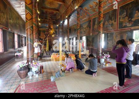 Les gens adorent le temple bouddhiste de Wat Phnom Hill, la salle du trône à l'intérieur de la pagode d'argent du Palais royal de Phnom Penh au Cambodge. Banque D'Images
