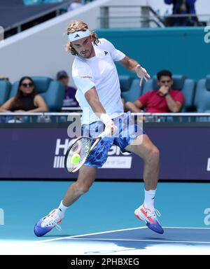 Miami, États-Unis d'Amérique. 26th mars 2023. MIAMI GARDENS, FLORIDE - MARS 27: Stefano Tsitsipas de Grèce de retour un front pendant un match contre Cristian Garin du Chili pendant l'ouverture de Miami au stade Hard Rock sur 27 mars 2023 dans les jardins de Miami, Floride. (Photo par Alberto E. Tamargo/Sipa USA) crédit: SIPA USA/Alay Live News Banque D'Images