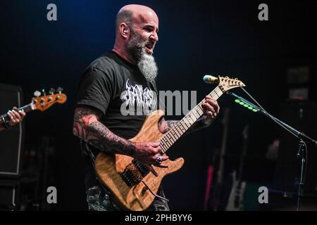 Scott Ian (guitare) jouant en direct avec M. Bungle Banque D'Images