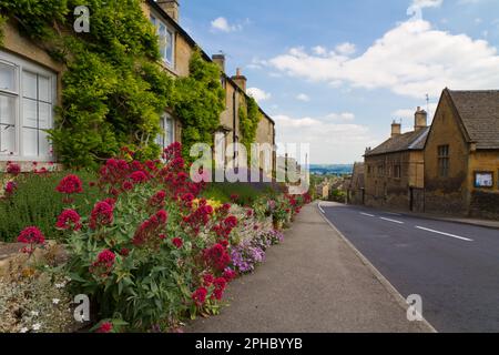 Village des Cotswolds Bourton-on-the-Hill avec fleurs, UK Banque D'Images