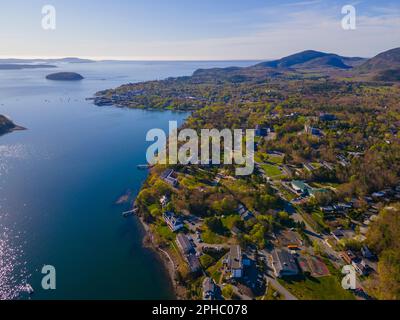Vue aérienne du terminal de ferry de Bar Harbor avec Cadillac Mountain dans le parc national d'Acadia en arrière-plan sur Mt Desert Island, Bar Harbor, Maine ME, États-Unis. Banque D'Images