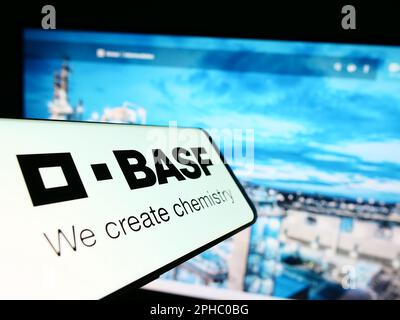 Smartphone avec le logo de la société chimique allemande BASF se sur l'écran devant le site Web des entreprises. Concentrez-vous sur le centre de l'écran du téléphone. Banque D'Images