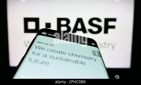 Téléphone mobile avec le site web de la société allemande de produits chimiques BASF se à l'écran devant le logo de l'entreprise. Faites la mise au point dans le coin supérieur gauche de l'écran du téléphone. Banque D'Images