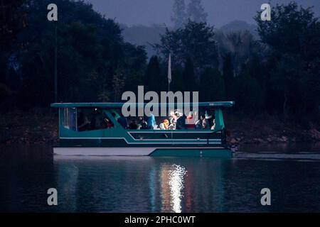 excursion nocturne en bateau sur le site touristique du lac sukhna à chandigarh avec les eaux sombres du lac et les lumières sur le bateau pour un moment romantique et relaxant Banque D'Images