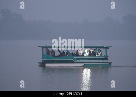 excursion nocturne en bateau sur le site touristique du lac sukhna à chandigarh avec les eaux sombres du lac et les lumières sur le bateau pour un moment romantique et relaxant Banque D'Images