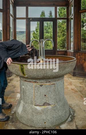 Une source saine avec un abri ancien et agréable avec fenêtre dans la ville thermale de Karlova Studanka le matin Banque D'Images