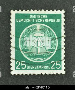 Timbre-poste annulé imprimé par l'Allemagne de l'est, qui montre des armoiries, vers 1952. Banque D'Images