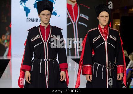 Moscou, Russie. 26th mars 2023. Les modèles présentent des costumes nationaux cosaques (région de Kuban) sur une piste dans le cadre du spectacle "les bords du monde" au festival de la mode pour enfants de la semaine de la mode des enfants au magasin central des enfants de Lubyanka à Moscou, en Russie Banque D'Images