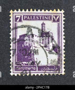 Timbre-poste annulé imprimé par la Palestine, qui montre la Citadelle de Jérusalem, vers 1927. Banque D'Images