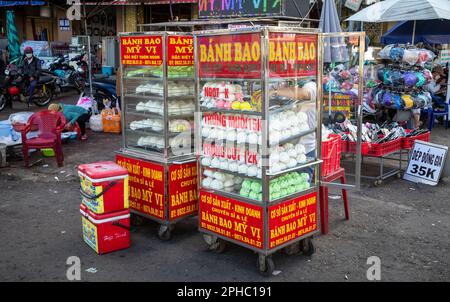 Armoires en verre chauffées pleines du traditionnel vietnamien cuit à la vapeur de viande et d'oeuf-rempli de pain appelé banh Bao à la vente sur le marché central à Pleiku in Banque D'Images