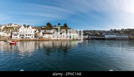 Vue sur le joli village de pêcheurs cornouailles historique de Polperro avec le port, les bateaux de pêche et les chalets de pêcheurs au soleil Banque D'Images