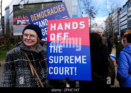 Bruxelles, Belgique. 27th mars 2023. Des manifestants israéliens manifestent à l'extérieur du siège de l'UE contre les plans du gouvernement du Premier ministre Nétanyahou de remanier le système judiciaire à Bruxelles, en Belgique, à 27 mars 2023 Credit: ALEXANDROS MICHAILIDIS/Alamy Live News Banque D'Images