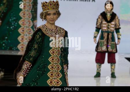 Moscou, Russie. 26th mars 2023. Les modèles présentent des costumes nationaux russes traditionnels sur une piste dans le cadre du spectacle « bords du monde » au festival de mode pour enfants de la semaine de la mode des enfants au magasin central des enfants de Lubyanka à Moscou, en Russie Banque D'Images