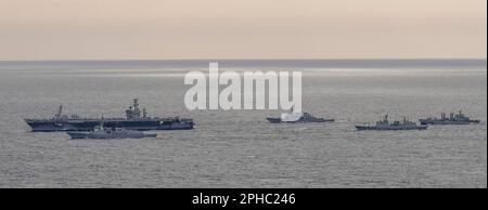 Busan, Corée du Sud. 27th mars 2023. Des membres de la Marine américaine se tiennent lundi à bord du porte-avions USS Nimitz, à la base navale de Busan, en Corée du Sud, à 27 mars 2023. La Corée du Nord a mis à l'essai un missile balistique présumé, ajoutant à son lot de tirs au cours des dernières semaines qui comprenait deux roquettes conçues pour livrer une ogive nucléaire sur le continent américain. (Photo de Lee Young-ho/Pool/Sipa USA) crédit: SIPA USA/Alay Live News Banque D'Images