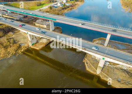 Vue aérienne par drone de la route en construction. Construction d'un nouveau viaduc sur l'autoroute nationale A1 entre Vilnius et Klaipeda en Lituanie Banque D'Images