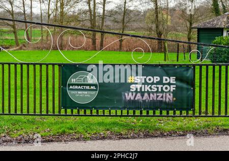 Bunnik, pays-Bas, 24 mars 2023: Clôture d'une ferme avec une bannière d'action (en néerlandais) 'sttop de stikstofwaanzin' (arrêter la folie de l'azote) sur Whic Banque D'Images