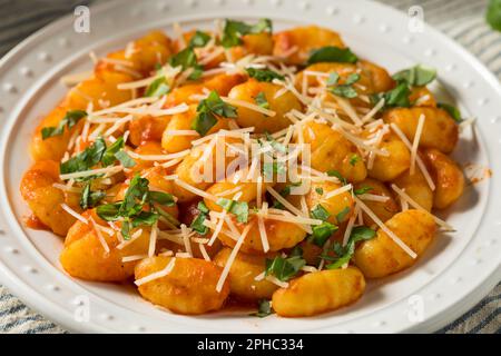 Pâtes à la tomate italienne maison avec fromage et basilic Banque D'Images