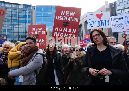 Bruxelles, Belgique. 27th mars 2023. Des manifestants israéliens manifestent à l'extérieur du siège de l'UE contre les plans du gouvernement du Premier ministre Nétanyahou de remanier le système judiciaire à Bruxelles, en Belgique, à 27 mars 2023 Credit: ALEXANDROS MICHAILIDIS/Alamy Live News Banque D'Images