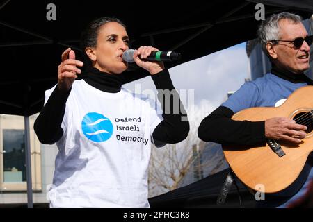 Bruxelles, Belgique. 27th mars 2023. La célèbre chanteuse israélienne Noa lors d'une protestation contre les plans du gouvernement du Premier ministre Nétanyahou de réviser le système judiciaire à Bruxelles, Belgique sur 27 mars 2023 Credit: ALEXANDROS MICHAILIDIS/Alamy Live News Banque D'Images