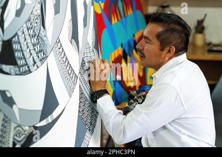 Jacobo Angeles, artiste mexicain, fait une peinture de style traditionnel alevrije, San Martin Tilcajete, Oaxaca, Mexique. Banque D'Images