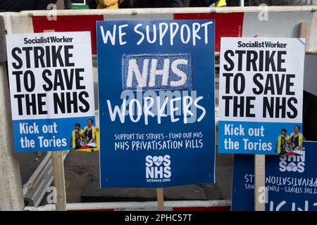 Des signes de protestation à la SOS NHS National Demo à Londres, en faveur de travailleurs de santé en grève et en protestation de la crise provoquée par des coupures de gouvernement. Banque D'Images