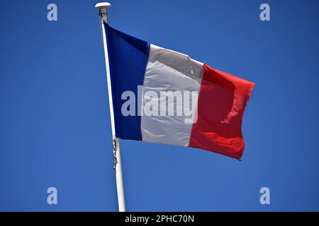 Marseille, France. 16th mars 2023. Un drapeau de la France est visible au-dessus du palais de justice. Crédit : SOPA Images Limited/Alamy Live News Banque D'Images