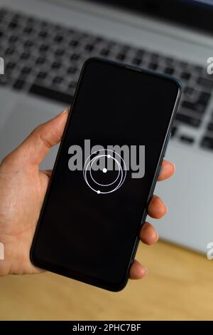 Kiev, Ukraine - 20th mars 2023 : logo de l'application Starlink sur l'écran d'un téléphone portable entre les mains. Accès haut débit à Internet. Banque D'Images