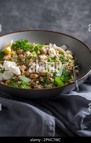 Salade verte avec poires, fromage bleu, noix Banque D'Images