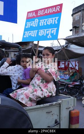 Beawar, Inde, 27 mars 2023: Des enfants participent à une manifestation de médecins contre le projet de loi sur le droit Rajasthan à la santé, à Beawar. Le projet de loi, qui a été adopté à l'Assemblée du Rajasthan sur l'21 mars par vote vocal, donne à chaque résident de l'État le droit à des soins d'urgence « sans paiement anticipé des frais ou des frais requis » par tout établissement de santé publique, établissement de soins de santé et centres de soins de santé désignés. Crédit : Sumit Saraswat/Alay Live News Banque D'Images