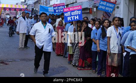 Beawar, Inde, 27 mars 2023: Les médecins et les travailleurs de la santé prennent une manifestation contre le projet de loi sur le droit Rajasthan à la santé, à Beawar. Le projet de loi, qui a été adopté à l'Assemblée du Rajasthan sur l'21 mars par vote vocal, donne à chaque résident de l'État le droit à des soins d'urgence « sans paiement anticipé des frais ou des frais requis » par tout établissement de santé publique, établissement de soins de santé et centres de soins de santé désignés. Crédit : Sumit Saraswat/Alay Live News Banque D'Images