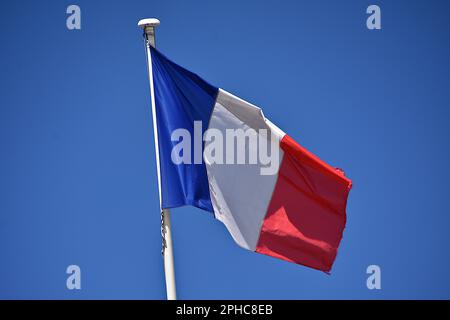 Marseille, France. 16th mars 2023. Un drapeau de la France est visible au-dessus du palais de justice. (Credit image: © Gerard Bottino/SOPA Images via ZUMA Press Wire) USAGE ÉDITORIAL SEULEMENT! Non destiné À un usage commercial ! Banque D'Images