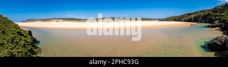 Le panorama grand angle capture les eaux incroyablement claires de la rivière Ribeira de Aljezur à la plage de Praia da Amoreira. Banque D'Images