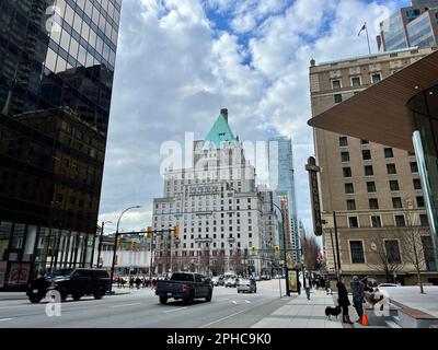 Galerie d'art du centre-ville Vancouver hôtel Real Life gratte-ciel vieux et nouvelles maisons voitures modernes gens oiseaux ciel ralenti vidéo nouvelles énormes fenêtres de verre Voyage dans la grande ville Fairmont Vancouver Canada 2023 Banque D'Images