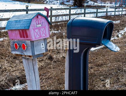 Boîtes aux lettres. En marchant à l'extérieur de la ville le long des routes, vous pouvez rencontrer des boîtes de poste rurales, auxquelles les lettres et les colis sont livrés chaque jour. Banque D'Images