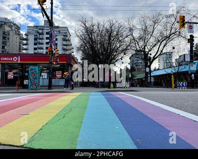 Davie et Bute trottoirs arc-en-ciel dans le village gay du centre-ville de Vancouver immunité sur les rues ensoleillées de l'après-midi pour des voitures de marche sécuritaires les gens aiment la vie réelle de l'arc-en-ciel à Vancouver Canada 2023 Banque D'Images