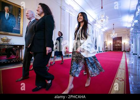 Washington, États-Unis. 27th mars 2023. ÉTATS-UNIS Le Président Joe Biden rejoint par l'Administrateur de l'Administration de la petite entreprise (SBA) Isabella Casillas Guzman (2nd L) arrive au Sommet des femmes d'affaires de SBA dans la salle est à la Maison Blanche à Washington, DC sur 27 mars 2023. (Photo d'Oliver Contreras/Pool/ABACAPRESS.COM) Credit: Abaca Press/Alay Live News Banque D'Images