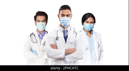 Équipe médicale multiethnique en uniforme debout isolé sur fond blanc Banque D'Images