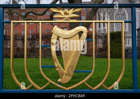 La harpe, symbole national de l'Irlande, dans une clôture dans un parc commémoratif de Dublin Banque D'Images
