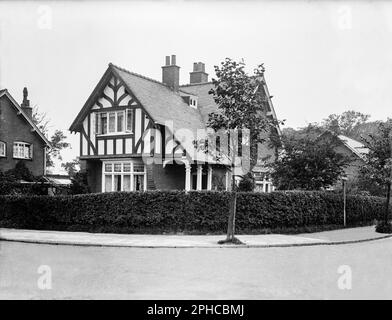 Juillet 1907 photo de l'une des maisons inlurées d'art et d'artisanat construites par George Cadbury dans son nouveau village modèle de Bournville, dans le sud-ouest de Birmingham. Le village a été principalement construit à la fin du 19th siècle et au début du 20th siècle avec des chalets et des maisons conçus pour "soulager les maux des conditions de vie modernes et plus exiguës". Copie d'archive numérisée d'un négatif en verre quart de plaque d'origine. Banque D'Images