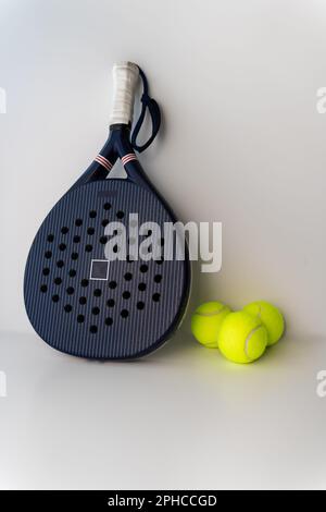 raquette de tennis de paddle professionnelle bleue avec balles jaunes sur fond blanc. poster sur le thème du sport portrait, cartes de vœux, en-têtes, site web et application Banque D'Images
