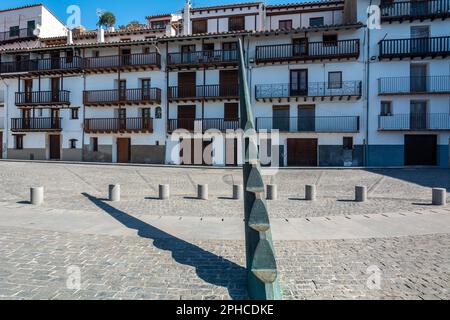 Morella, Espagne - 09 août 2022 : le Morella Sundial est une horloge astronomique étonnante située dans la vieille ville de Morella, Espagne, affichant l'heure Banque D'Images