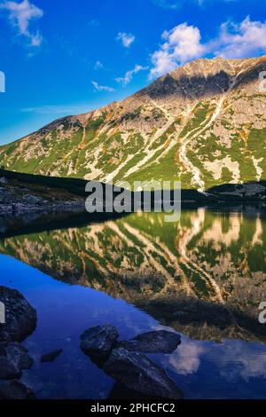 Beau lac de montagne dans le paysage d'été. Black Gasienicowy Pond dans les montagnes polonaises de Tatra. Banque D'Images