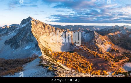 Vue panoramique sur les montagnes couvertes de Larch en automne. Chelan Sawtooths, Washington Banque D'Images